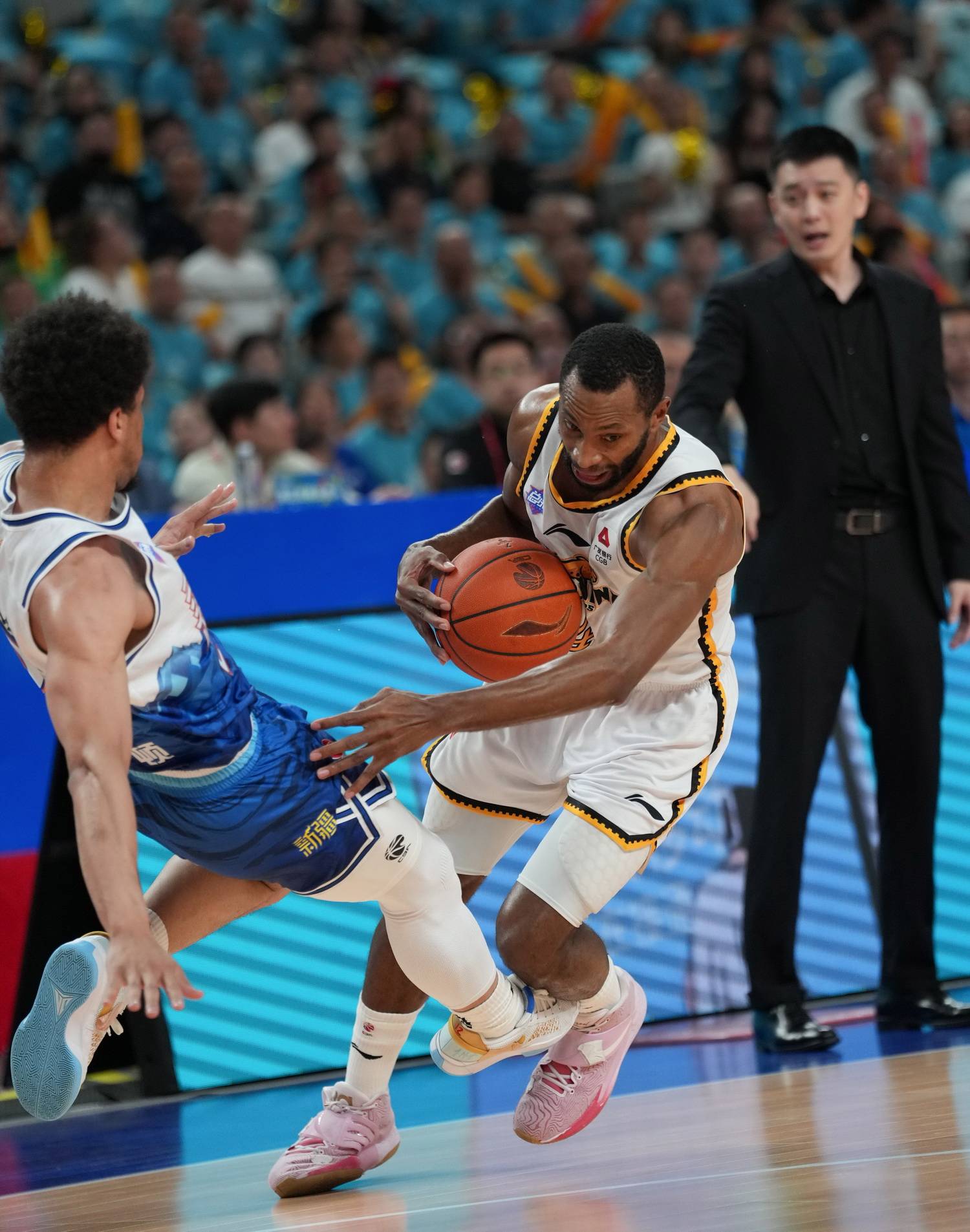 乐竟体育-CBA季后赛收官，广东以4-0横扫新疆晋级总决赛