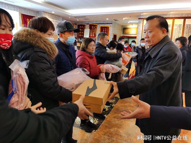 乐竟体育-赫罗纳市民自愿奉献爱心捐款助力当地贫困家庭渡难关