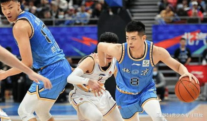 乐竟体育-季后赛首轮比赛结束，广东队成功晋级八强，取得四连胜