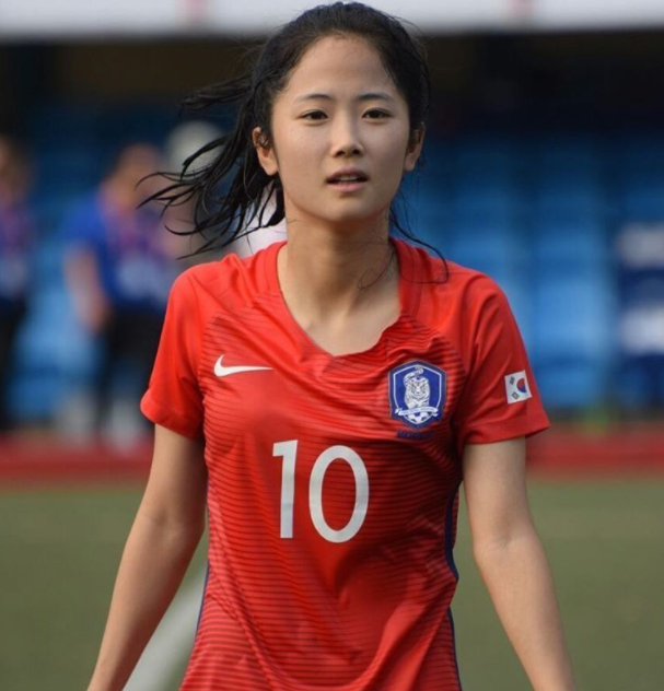 乐竟体育-优秀的女足球员在球场上表现出色，实力出众
