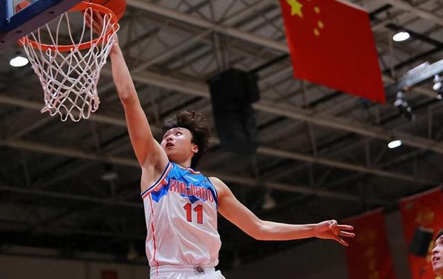 乐竟体育-新疆男篮队员身先士卒，夺得胜利