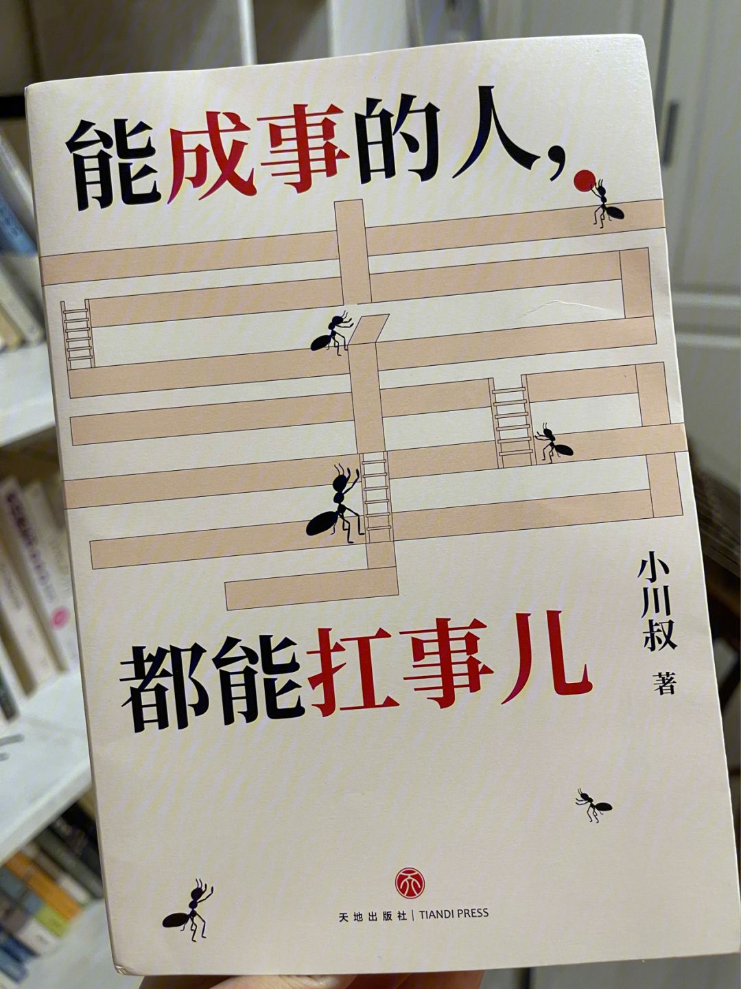 乐竟体育-艰难跋涉足球场，球员们苦练拼搏，争取人生巅峰