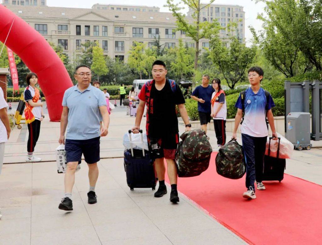 乐竟体育-球队新装备亮相备战新季气氛热烈