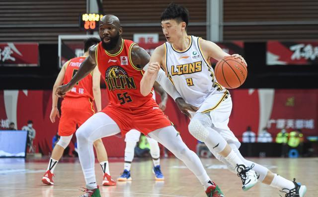 乐竟体育-竞争激烈，球队争夺季后赛席位