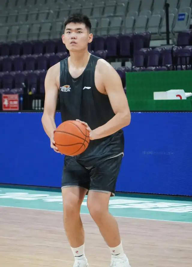 乐竟体育-上海男篮更新换代，年轻球员崭露头角积极进取