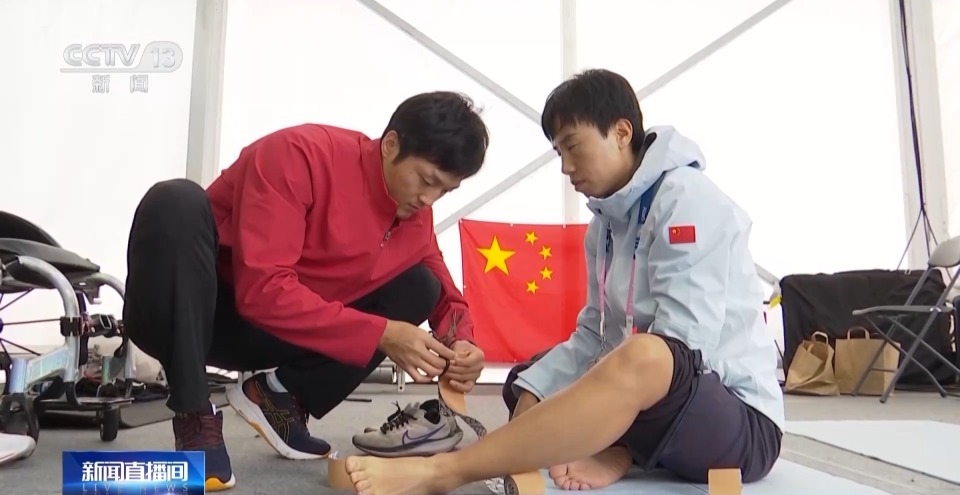 乐竟体育-马其顿游泳选手冲刺全力，轻松领跑