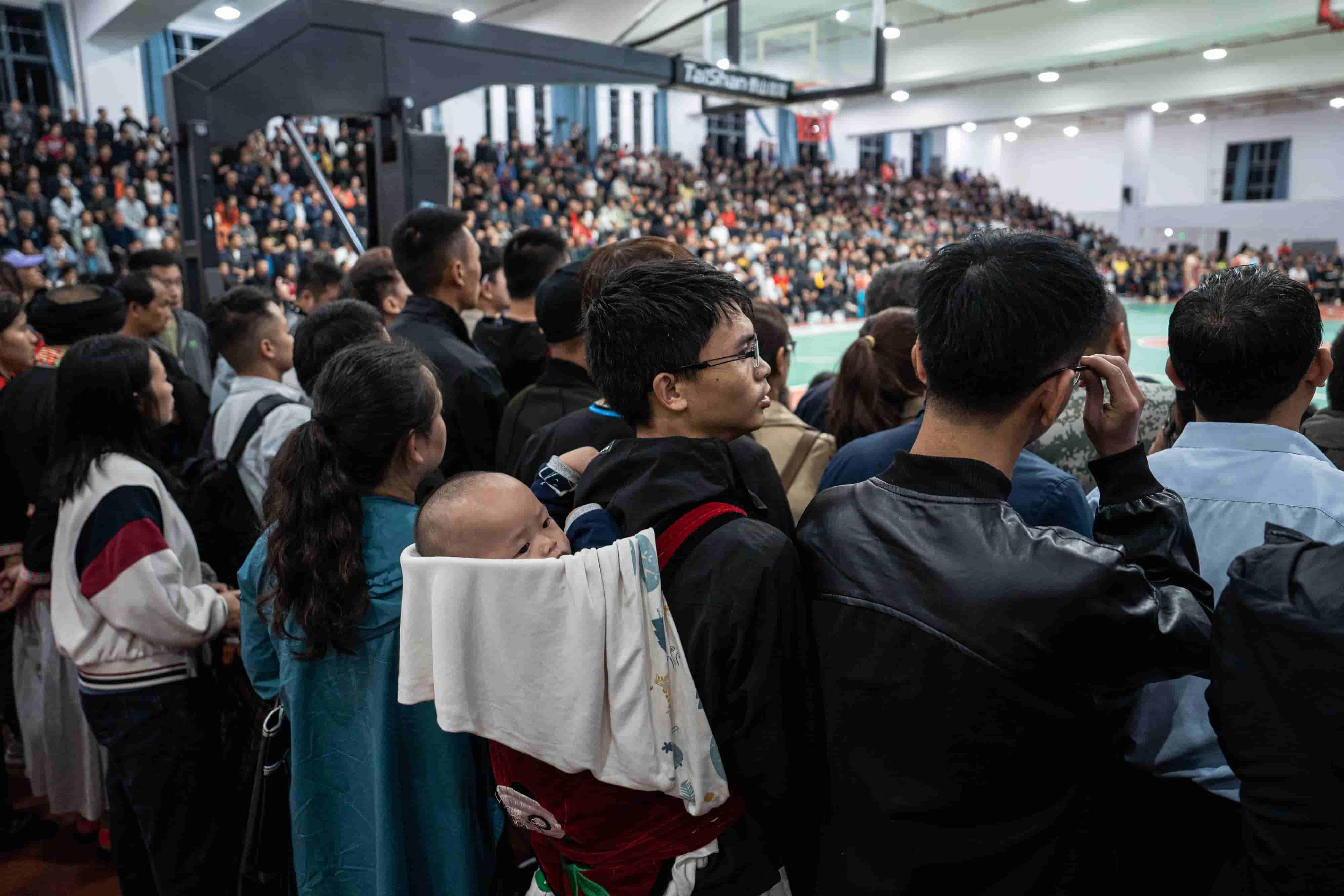 乐竟体育-现场观众热情高涨，职业篮球赛场火爆