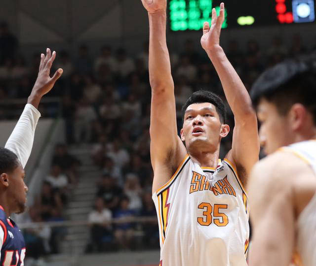 乐竟体育-新援加入球队现身赛场，贡献出色发挥