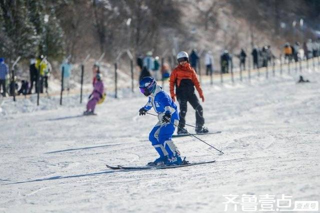 乐竟体育-滑雪比赛白雪皑皑，选手奔赴赛场